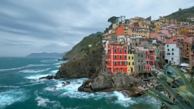Cinque Terre Ulusal Parkı 'ndaki Riomaggiore köyündeki uçurumlardaki evler UNESCO Dünya Mirasları Alanı, Liguria, İtalya