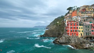 Cinque Terre Ulusal Parkı 'ndaki Riomaggiore köyündeki kayalıklardaki evler UNESCO Dünya Mirası Alanı, Liguria, İtalya. Kamera kaydıyla