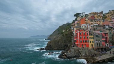 Cinque Terre Ulusal Parkı 'ndaki Riomaggiore köyündeki kayalıklardaki evler UNESCO Dünya Mirası Alanı, Liguria, İtalya. Kamera kaydıyla