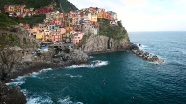 Manarola köyü Cinque Terre Ulusal Parkı 'ndaki popüler turizm merkezi UNESCO Dünya Mirasları Alanı, Manarola, Liguria, İtalya, gün batımında. Dikey kamera tavasıyla