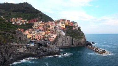 Manarola köyü Cinque Terre Ulusal Parkı 'ndaki popüler turizm merkezi UNESCO Dünya Mirasları Alanı, Manarola, Liguria, İtalya, gün batımında. Yatay kamera tavasıyla