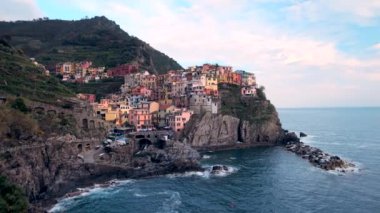 Manarola köyü Cinque Terre Ulusal Parkı 'ndaki popüler turizm merkezi UNESCO Dünya Mirasları Alanı, Manarola, Liguria, İtalya, gün batımında. Yatay kamera tavasıyla