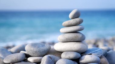 Zen meditasyon arka planı - Dengeli taşlar deniz sahiline yakın Cairn yığını