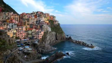 Manarola köyü Cinque Terre Ulusal Parkı 'ndaki popüler turizm beldesi UNESCO Dünya Mirasları Alanı, Manarola, Liguria, İtalya gün batımında