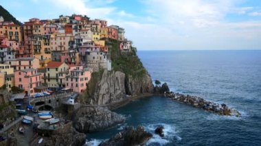 Manarola köyü Cinque Terre Ulusal Parkı 'ndaki popüler turizm beldesi UNESCO Dünya Mirasları Alanı, Manarola, Liguria, İtalya gün batımında