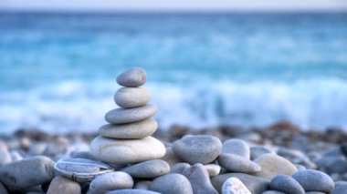 Zen meditasyon arka planı - Dengeli taşlar deniz sahiline yakın Cairn yığını