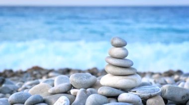Zen meditasyon arka planı - Dengeli taşlar deniz sahiline yakın Cairn yığını