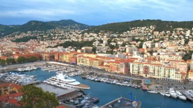 Fransa, Villefranche-sur-Mer, Nice, Cote d 'Azur, Fransız Riviera' lı Eski Nice Limanı manzarası. Yatay kamera görüntüleme