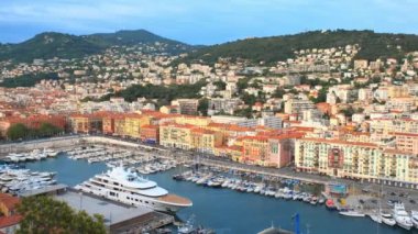 Fransa, Villefranche-sur-Mer, Nice, Cote d 'Azur, Fransız Riviera' lı Eski Nice Limanı manzarası. Yatay kamera görüntüleme