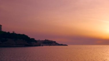 Gün batımında Marsilya limanında yat siluetleri. Marsilya, Fransa. Yatay kamera tavası