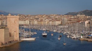 Günbatımında ve Saint-Jean Kalesi 'nde Marsilya Eski Limanı' na (Vieux-Port de Marsilya) yatlar geliyor. Marsilya, Fransa