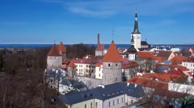 Tallinn Ortaçağ 'ın güzel gökyüzü, Estonya' nın yatay tepsisi ile hava manzarası