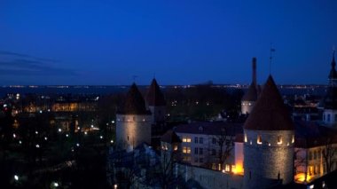 Geceleyin Tallinn Ortaçağ Eski Kasabası 'nın havadan görünüşü, yatay tavalı Estonya