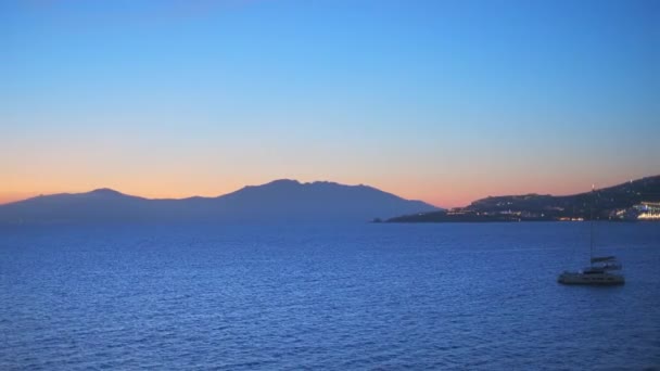 Захід Сонця Острові Міконос Греція Яхтами Гавані Барвистими Будинками Березі — стокове відео