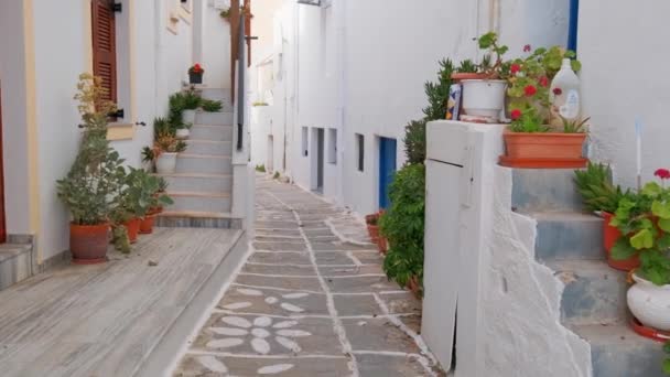 Caminando Con Steadycam Pintoresca Calle Estrecha Con Casas Tradicionales Encaladas — Vídeos de Stock