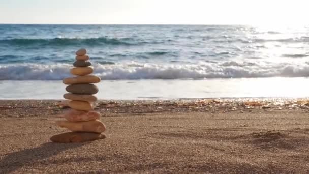 Concepto Equilibrio Armonía Piedras Guijarros Apilan Playa Costa Del Mar — Vídeo de stock