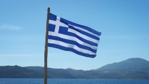 Řecká Vlajka Vlnící Modré Obloze — Stock video