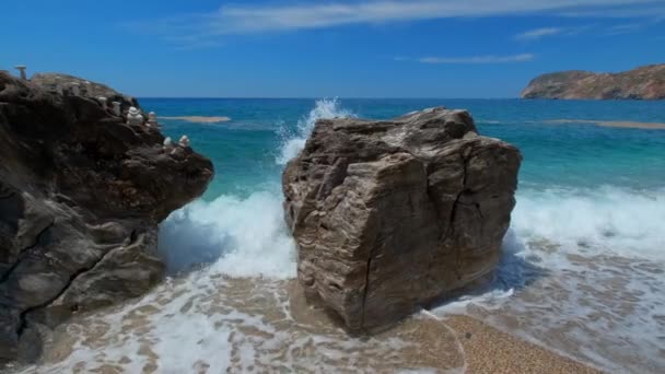 Paleochori Sahilindeki Kayalar Ege Denizi Nin Dalgaları Milos Adası Cyclades — Stok video