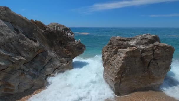 Skály Pláži Paleochori Vlny Egejského Moře Ostrov Milos Kyklady Řecko — Stock video