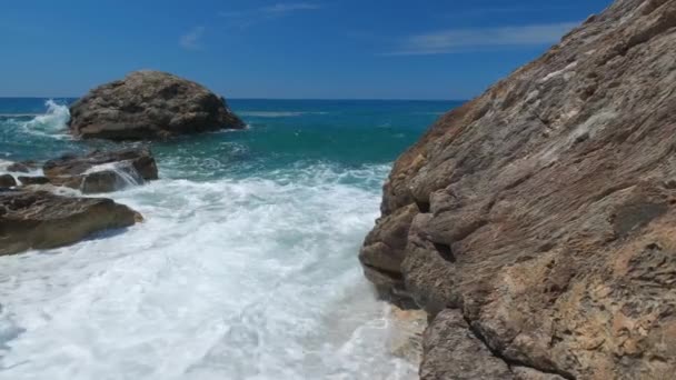 Rochers Sur Plage Paleochori Vagues Mer Égée Île Milos Cyclades — Video