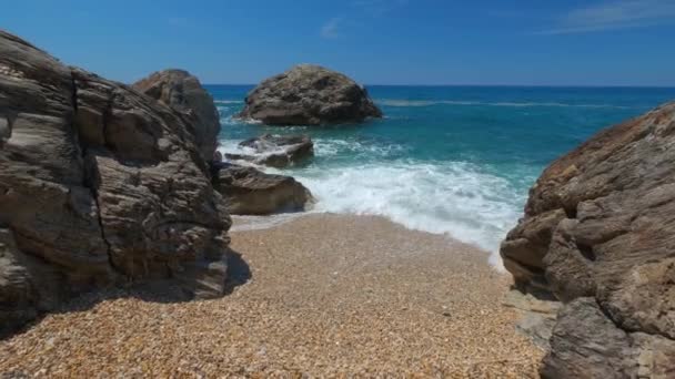 Caminhando Perto Rochas Praia Paleochori Ondas Mar Egeu Ilha Milos — Vídeo de Stock