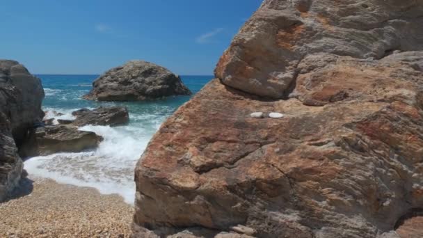 Felsen Strand Von Paleochori Und Wellen Der Ägäis Insel Milos — Stockvideo