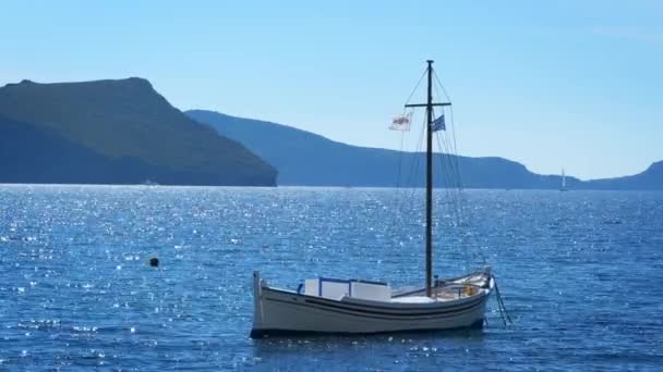 Barco Pesca Tradicional Mar Egeu Com Bandeira Grega Ilha Milos — Vídeo de Stock