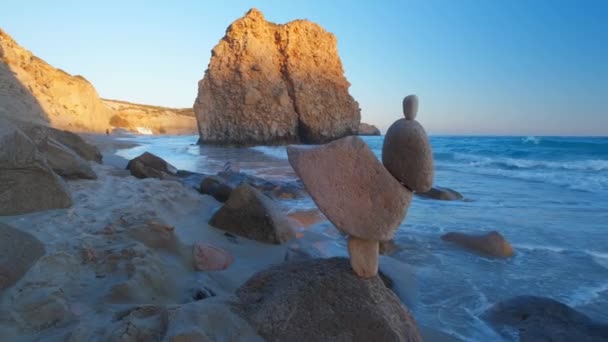 Περπατώντας Κοντά Βράχια Στην Παραλία Της Φυριπλάκας Και Κύματα Του — Αρχείο Βίντεο