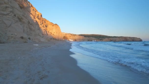 Caminhando Perto Rochas Praia Fyriplaka Ondas Mar Egeu Pôr Sol — Vídeo de Stock