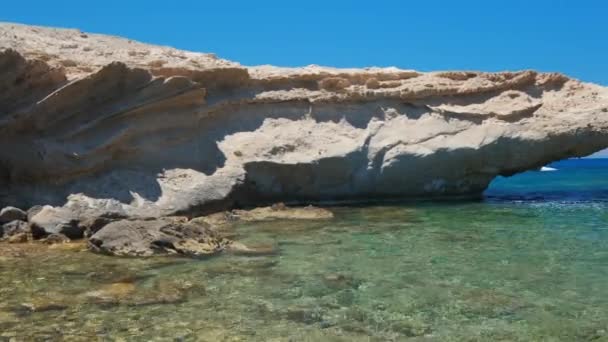 Playa Agios Konstantinos Formaciones Rocosas Isla Milos Grecia Sartén Cámara — Vídeos de Stock