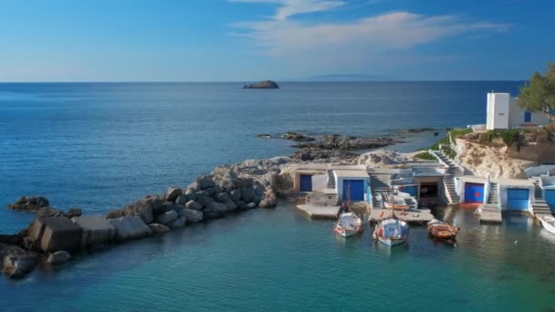 Typisch Griechenland Malerischen Inselblick Kleiner Hafen Mit Fischerbooten Kristallklarem Türkisfarbenem — Stockvideo