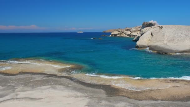 ギリシャのミロス島のアギオスコンスタンティノスのビーチ 横カメラ — ストック動画