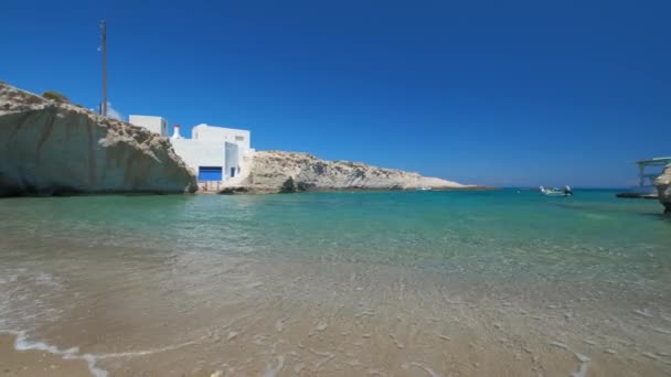 ギリシャのミロス島のミタカスのビーチと漁村 横型カメラパン — ストック動画