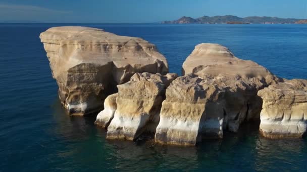 Formaciones Rocosas Blancas Playa Sarakiniko Yate Aguas Turquesas Del Mar — Vídeo de stock