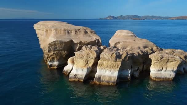 Weiße Felsformationen Von Sarakiniko Strand Und Jacht Türkisfarbenen Wasser Der — Stockvideo