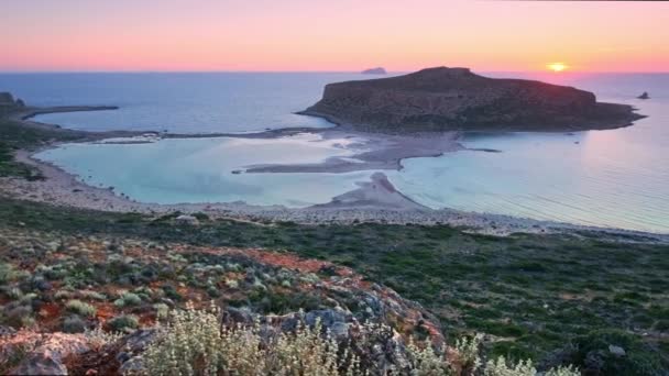 島Gramvousaとギリシャのクレタ島の日没の美しいバロスビーチ 横型カメラパン — ストック動画