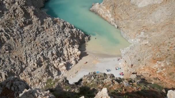 セイタンリマニアAgiouステファン ギリシャのクレタ島のチャニア地域のビーチ 縦のカメラ — ストック動画