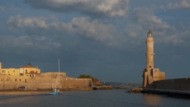 Chania Nın Pitoresk Limanında Denize Açılan Balıkçı Teknesi Sabahları Girit — Stok video
