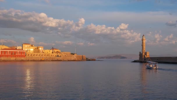 在风景如画的老Chania港出海的渔船是克里特岛的地标之一 也是早上的旅游胜地 Chania Crete — 图库视频影像
