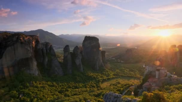 太陽光線とレンズフレアを持つギリシャの有名なギリシャの観光目的地のセントニコラスアナパヴァのローザンヌ修道院と修道院の日没 横カメラ — ストック動画