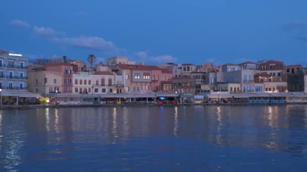 チャニアの古い港の写真は 夜のクレタ島のランドマークと観光目的地の1つです チャニア クレタ島 ギリシャ 横カメラ — ストック動画