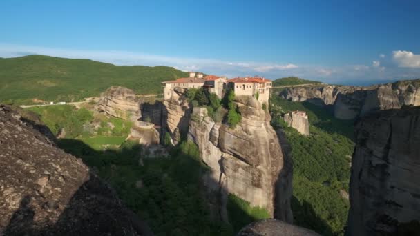 風光明媚な景観を持つギリシャの観光地メトロラの有名なローザンヌ修道院と修道院 横カメラ — ストック動画