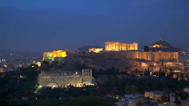 著名的希腊旅游地标 雅典雅典卫城具有标志性的帕台农神庙 Parthenon Temple 位于希腊雅典 傍晚蓝天从Philopappos Hill俯瞰 水平摄像盘 — 图库视频影像