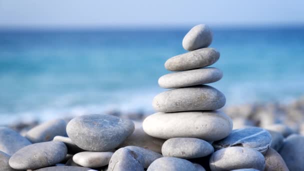 Zen Meditation Hintergrund Ausgeglichene Steine Stapeln Cairn Nahaufnahme Meeresstrand — Stockvideo