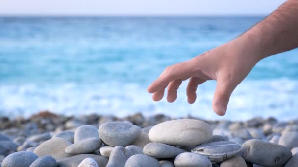 禅の瞑想の背景 海岸に近いバランスの取れた石積みのケルンを作る — ストック動画