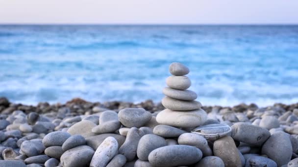 禅の瞑想の背景 バランスの取れた石のスタックの空気が海のビーチに近い — ストック動画