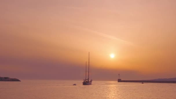 日落时在马赛港的轮船船型轮廓 放大效果 — 图库视频影像