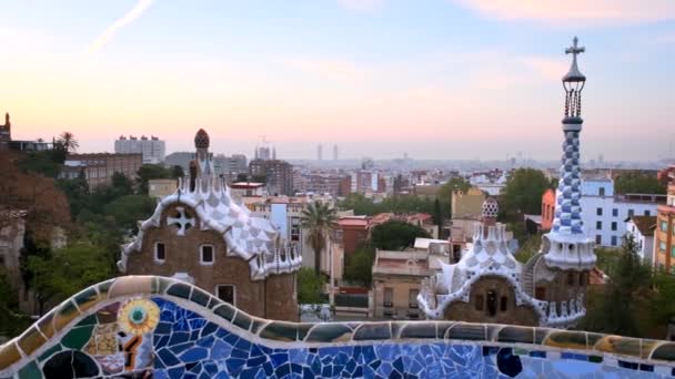 Guell Park Tan Barselona Şehri Sabah Manzaralı Renkli Mozaik Binalar — Stok video