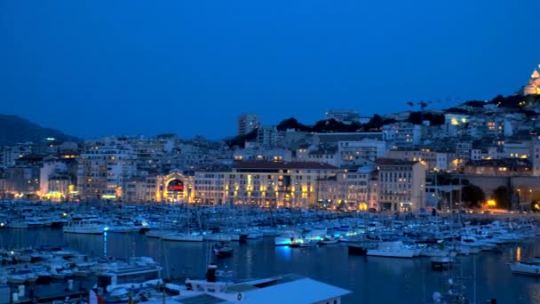 马赛老港口 Vieux Port Marseille 夜间有游艇和圣母院大教堂 用水平仪拍拍 — 图库视频影像