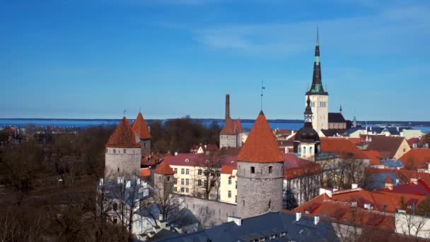 Luchtfoto Van Tallinn Middeleeuwse Oude Stad Dag Met Prachtige Lucht — Stockvideo